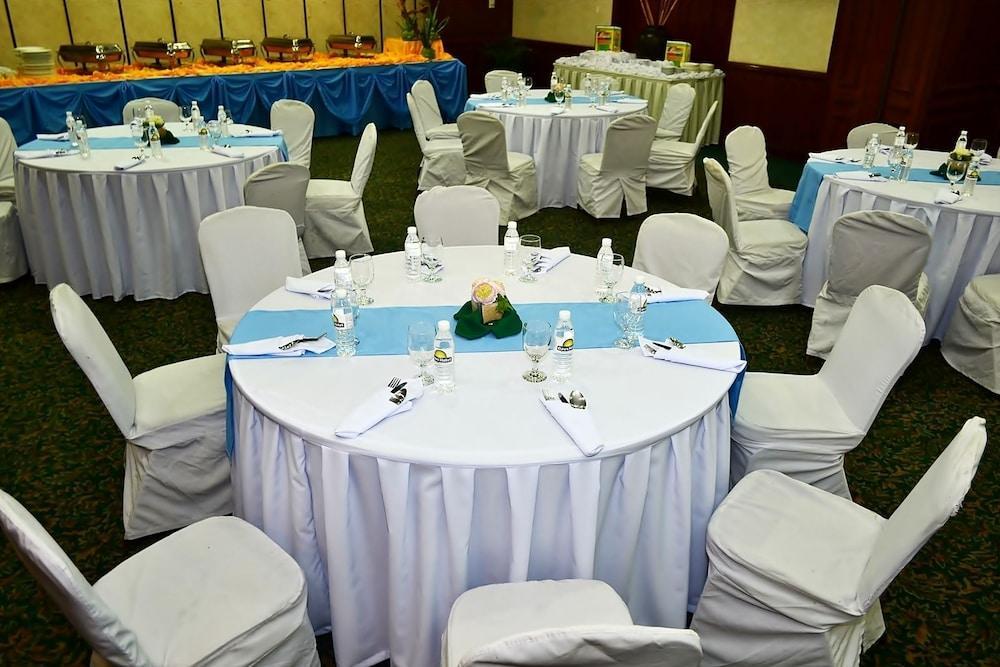 Days Hotel By Wyndham Batangas Esterno foto