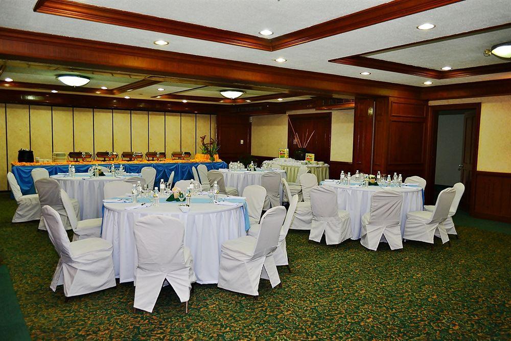 Days Hotel By Wyndham Batangas Esterno foto