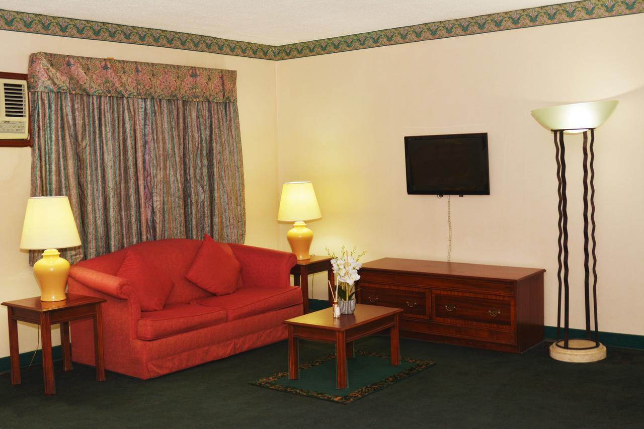 Days Hotel By Wyndham Batangas Esterno foto