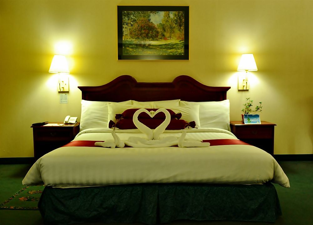 Days Hotel By Wyndham Batangas Esterno foto